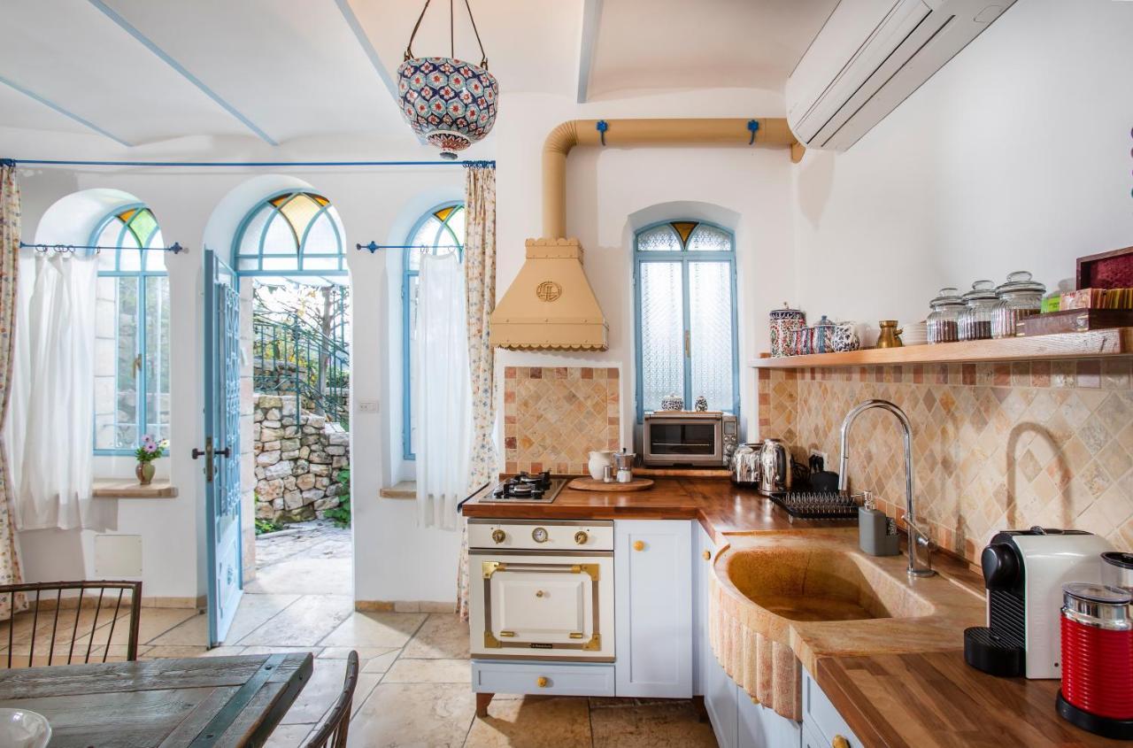 Above The Spring Bed & Breakfast Yerusalem Bagian luar foto